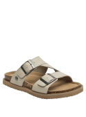 Textura del cuero beige claro y el diseño elegante de la sandalia casual.
