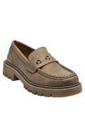 Elegante mocasín de cuero camel con textura artesanal y suela contemporánea para uso diario.