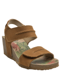 Sandalia de cuero camel con cuña natural, ideal para estilo casual y bohemio.
