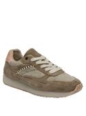 Costuras visibles en zapatilla de cuero taupe para mujer, combinando suavidad y resistencia.
