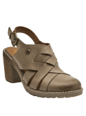 Sandalia casual boho chic en cuero marrón claro con diseño estructurado.