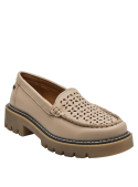 Calzado de cuero beige, estilo casual y versátil, adecuado para oficinas o paseos.