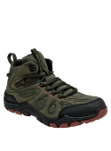 Botín verde para hombre, estilo trekking, con suela rojiza y detalles en negro, ideal para uso diario.