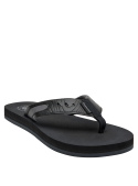 Calzado negro casual para hombre, combina con bermudas y jeans, cómodo y versátil.