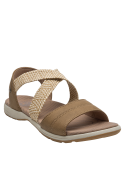 Sandalia camel boho-chic con correas cruzadas y cierre en el talón, perfecta para combinar con vestidos de verano.