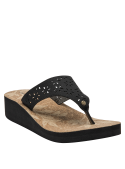 Sandalia femenina en negro con detalles florales perforados, combinable con vestidos o jeans.