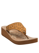 Textura suave y flexible en sandalia camel de mujer, ideal para el verano.