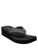 Sandalia casual chic en negro con suela antideslizante y correa suave.
