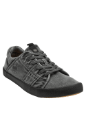 calzado urbano gris oscuro con textura textil resistente y suela de goma negra