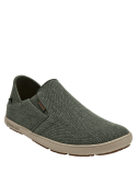 Calzado masculino urbano en gris oscuro, textil con etiqueta discreta, suela beige contrastante.