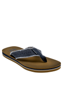 Aspecto relajado de sandalia azul para hombre, con contraste de colores en la tira y suela.