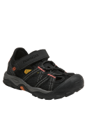 Calzado sintético negro infantil con detalles dinámicos en naranja y amarillo.