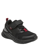 calzado negro con detalles rojos, cierre seguro de velcro, perfecto para niños activos.