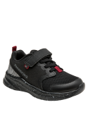 Calzado negro infantil con suela dinámica y detalles en rojo, combina con prendas casuales.