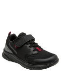 zapatilla negra de niño, detalles rojos, cómoda para el colegio y salidas informales, cierre de velcro