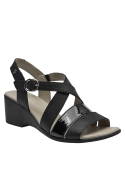 Elegante sandalia de cuero negro con textura mate y charol, versátil para diversas ocasiones.