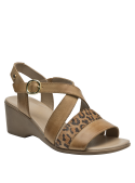 Sandalia de mujer en cuero camel con taco cuña y detalles en animal print, ideal para verano.