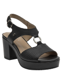 Calzado de cuero negro con textura reptil y estilo moderno para mujer.