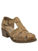 Elegante sandalia camel de cuero para mujer, ideal para combinar con ropa casual.