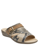Sandalia de cuero beige para mujer, estilo moderno con estampado de serpiente y hebilla dorada.