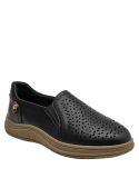 Diseño slip-on de cuero negro con perforaciones decorativas, suela robusta marrón claro.