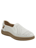 Suela voluminosa beige de zapato casual de cuero blanco para mujer, ideal para caminar cómodamente.