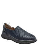 Zapato azul oscuro de cuero para mujer, estilo casual con detalles perforados y adorno metálico.