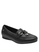 Mocasín clásico de cuero negro para mujer, perfecto para oficina o eventos semiformales.