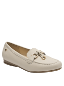 Mocasín beige de cuero suave para mujer, diseño clásico con aplique dorado, versátil para combinar.
