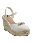 Diseño moderno de alpargata blanca con pedrería y textura textil suave.
