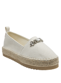 Alpargata boho-chic blanca, ideal para ocasiones casuales y semi-formales.
