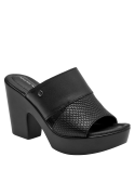 Calzado casual femenino en cuero negro, perfecto para combinar con jeans o vestidos en eventos informales.