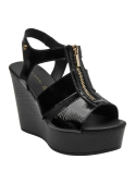 Calzado casual negro de cuero con cierre dorado, perfecto para un look urbano chic.