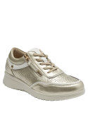 Suela gruesa clara en zapato de cuero dorado, estilo athleisure.