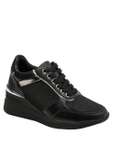 Zapatilla negra para mujer, perfecta para combinar con jeans o vestidos casuales.