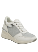 zapatilla blanca con elementos decorativos plateados y diseño athleisure para un look moderno.