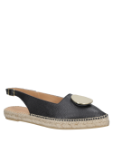 Alpargata de cuero negro con adorno chic y suela de esparto, estilo casual femenino.
