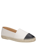 Alpargata femenina en cuero blanco con base de yute, diseño casual-chic.