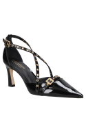 zapato de mujer en charol negro con un acabado brillante y correas decorativas con ojales dorados.