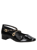 Zapato negro de cuero para mujer con hebillas doradas y correas cruzadas, estilo casual elegante.