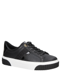 Zapatilla negra de cuero para mujer, con detalles elegantes en charol y ojales dorados.