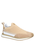 Zapatilla beige con diseño moderno, textil calado y cuero, perfecta para combinaciones versátiles.
