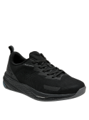 Zapatilla negra con textura suave y transpirable, perfecta para combinar con ropa casual.