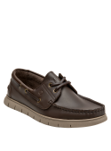 Calzado masculino de cuero marrón oscuro con diseño clásico, perfecto para combinar con jeans o chinos.