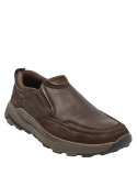 Mocasín marrón oscuro de cuero para hombre con textura suave y brillo sutil, sin adornos excesivos.