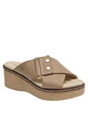 Sandalia de cuero beige con diseño versátil para climas cálidos.