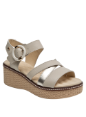 Versátil sandalia de cuero beige para mujer, complemento ideal con bolso de rafia.
