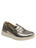 Diseño moderno de mocasín acero en cuero, perfecto para oficina y salidas informales.