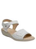 Sandalia blanca de cuero con estructura definida y silueta limpia.