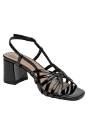 Sandalia sintética negra con taco bloque, estilo elegante y moderno para fiestas.